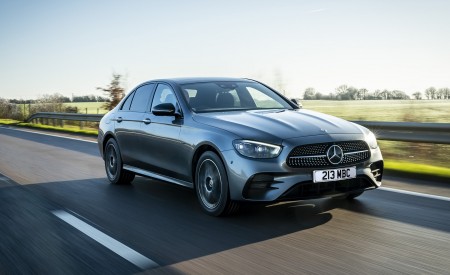 2021 Mercedes-Benz E 300 de Diesel Plug-In Hybrid (UK-Spec) Front Three-Quarter Wallpapers 450x275 (77)