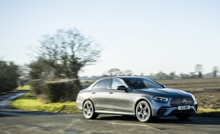 2021 Mercedes-Benz E 300 de Diesel Plug-In Hybrid (UK-Spec) Front Three-Quarter Wallpapers 450x275 (109)