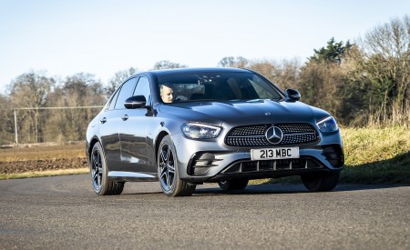 2021 Mercedes-Benz E 300 de Diesel Plug-In Hybrid (UK-Spec) Front Three-Quarter Wallpapers  450x275 (97)