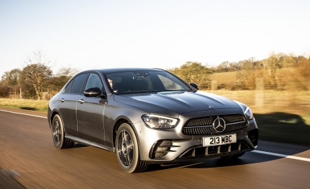 2021 Mercedes-Benz E 300 de Diesel Plug-In Hybrid (UK-Spec) Front Three-Quarter Wallpapers 450x275 (87)