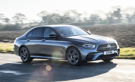 2021 Mercedes-Benz E 300 de Diesel Plug-In Hybrid (UK-Spec) Front Three-Quarter Wallpapers 450x275 (98)