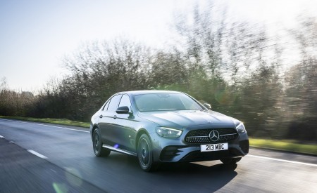2021 Mercedes-Benz E 300 de Diesel Plug-In Hybrid (UK-Spec) Front Three-Quarter Wallpapers 450x275 (88)