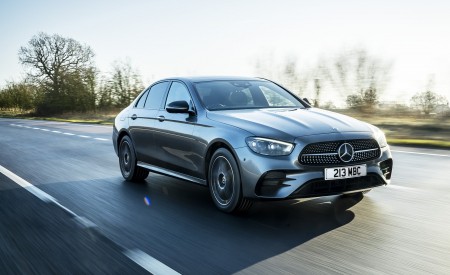 2021 Mercedes-Benz E 300 de Diesel Plug-In Hybrid (UK-Spec) Front Three-Quarter Wallpapers 450x275 (79)