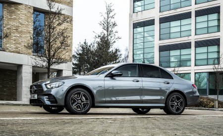 2021 Mercedes-Benz E 300 de Diesel Plug-In Hybrid (UK-Spec) Front Three-Quarter Wallpapers 450x275 (124)