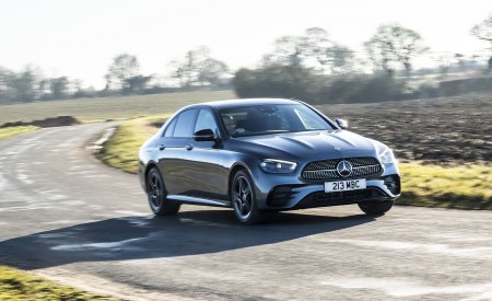 2021 Mercedes-Benz E 300 de Diesel Plug-In Hybrid (UK-Spec) Front Three-Quarter Wallpapers 450x275 (99)
