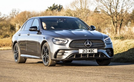 2021 Mercedes-Benz E 300 de Diesel Plug-In Hybrid (UK-Spec) Front Three-Quarter Wallpapers 450x275 (74)