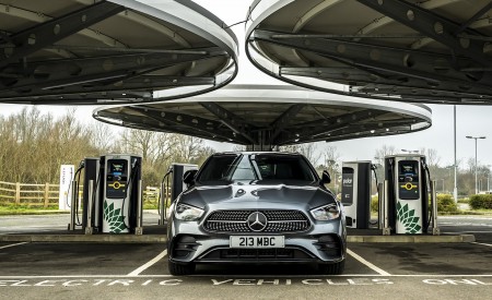 2021 Mercedes-Benz E 300 de Diesel Plug-In Hybrid (UK-Spec) Front Wallpapers 450x275 (127)