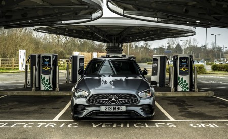 2021 Mercedes-Benz E 300 de Diesel Plug-In Hybrid (UK-Spec) Front Wallpapers 450x275 (128)