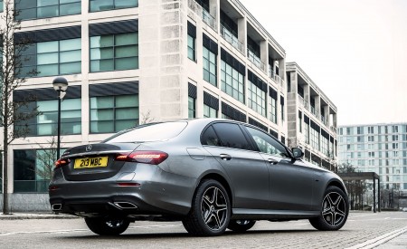 2021 Mercedes-Benz E 300 de Diesel Plug-In Hybrid (UK-Spec) Rear Three-Quarter Wallpapers 450x275 (125)