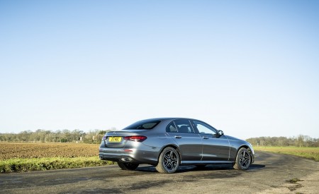 2021 Mercedes-Benz E 300 de Diesel Plug-In Hybrid (UK-Spec) Rear Three-Quarter Wallpapers 450x275 (120)