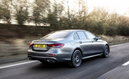 2021 Mercedes-Benz E 300 de Diesel Plug-In Hybrid (UK-Spec) Rear Three-Quarter Wallpapers 450x275 (80)