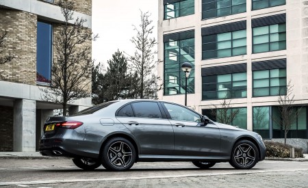 2021 Mercedes-Benz E 300 de Diesel Plug-In Hybrid (UK-Spec) Rear Three-Quarter Wallpapers  450x275 (126)