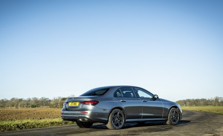 2021 Mercedes-Benz E 300 de Diesel Plug-In Hybrid (UK-Spec) Rear Three-Quarter Wallpapers 450x275 (121)