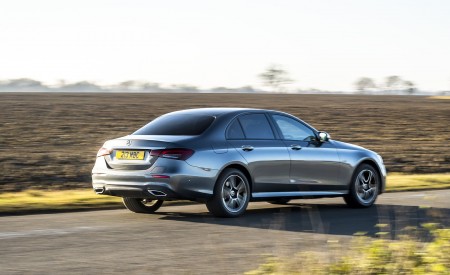 2021 Mercedes-Benz E 300 de Diesel Plug-In Hybrid (UK-Spec) Rear Three-Quarter Wallpapers 450x275 (112)