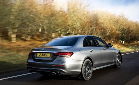 2021 Mercedes-Benz E 300 de Diesel Plug-In Hybrid (UK-Spec) Rear Three-Quarter Wallpapers 450x275 (91)