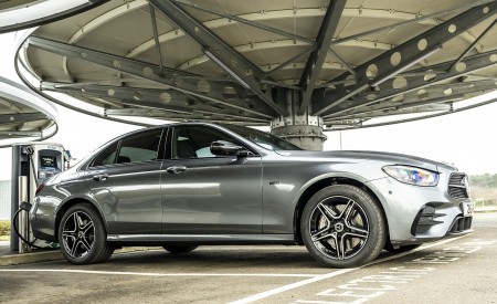 2021 Mercedes-Benz E 300 de Diesel Plug-In Hybrid (UK-Spec) Side Wallpapers 450x275 (129)
