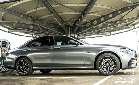 2021 Mercedes-Benz E 300 de Diesel Plug-In Hybrid (UK-Spec) Side Wallpapers 450x275 (130)