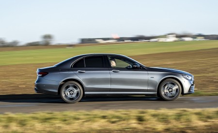 2021 Mercedes-Benz E 300 de Diesel Plug-In Hybrid (UK-Spec) Side Wallpapers 450x275 (105)