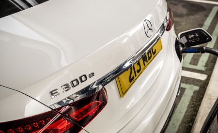 2021 Mercedes-Benz E 300 e Plug-In Hybrid (UK-Spec) Charging Wallpapers 450x275 (64)
