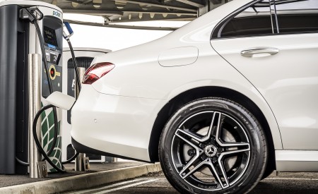 2021 Mercedes-Benz E 300 e Plug-In Hybrid (UK-Spec) Detail Wallpapers 450x275 (54)