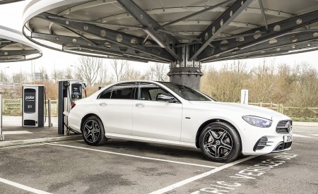 2021 Mercedes-Benz E 300 e Plug-In Hybrid (UK-Spec) Front Three-Quarter Wallpapers 450x275 (44)