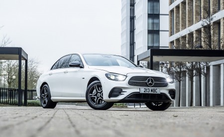 2021 Mercedes-Benz E 300 e Plug-In Hybrid (UK-Spec) Front Three-Quarter Wallpapers 450x275 (40)