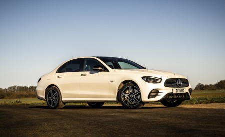 2021 Mercedes-Benz E 300 e Plug-In Hybrid (UK-Spec) Front Three-Quarter Wallpapers 450x275 (35)
