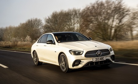 2021 Mercedes-Benz E 300 e Plug-In Hybrid (UK-Spec) Front Three-Quarter Wallpapers 450x275 (25)