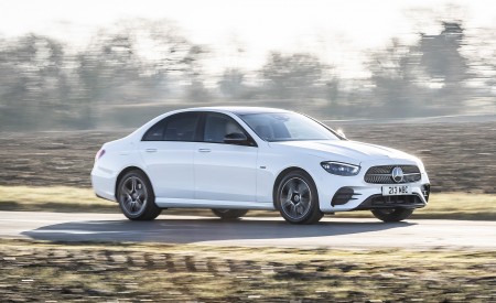 2021 Mercedes-Benz E 300 e Plug-In Hybrid (UK-Spec) Front Three-Quarter Wallpapers 450x275 (19)