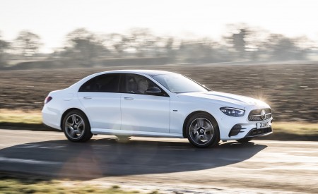 2021 Mercedes-Benz E 300 e Plug-In Hybrid (UK-Spec) Front Three-Quarter Wallpapers 450x275 (13)