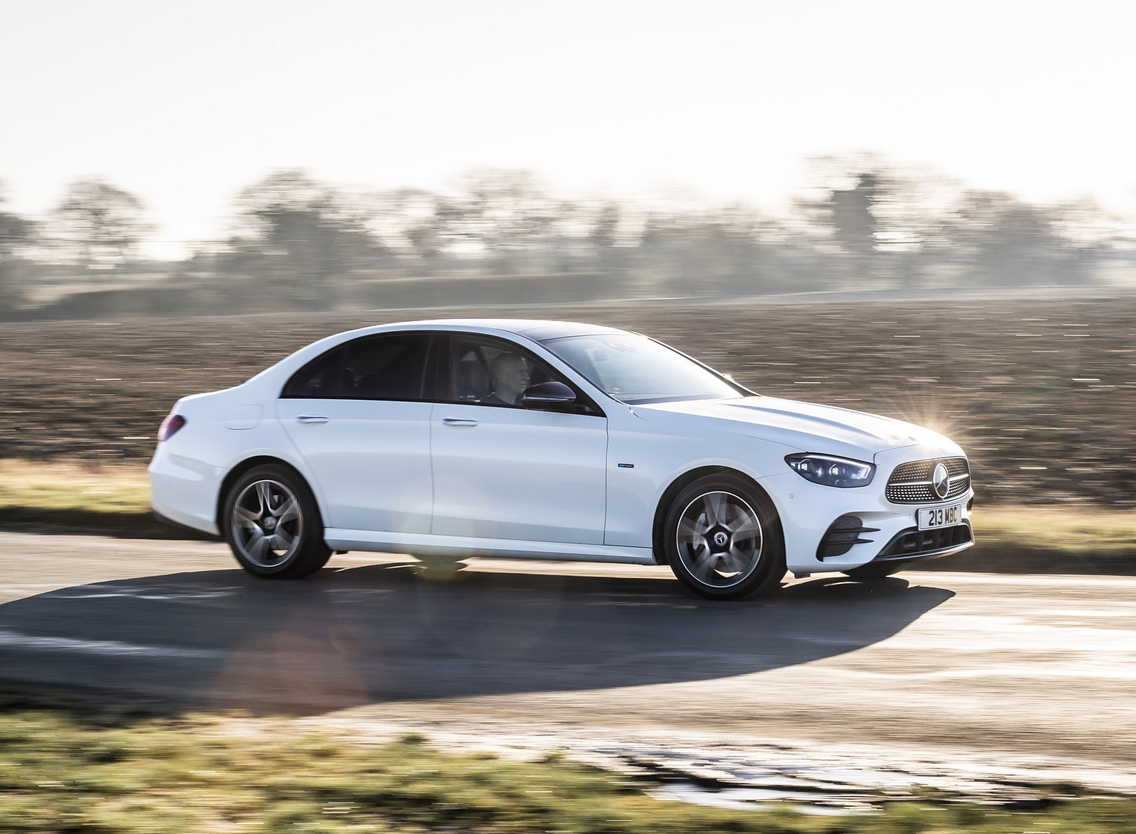 2021 Mercedes-Benz E 300 e Plug-In Hybrid (UK-Spec) Front Three-Quarter Wallpapers (13)