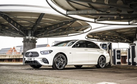 2021 Mercedes-Benz E 300 e Plug-In Hybrid (UK-Spec) Front Three-Quarter Wallpapers 450x275 (45)