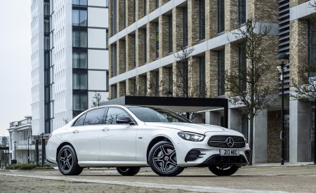2021 Mercedes-Benz E 300 e Plug-In Hybrid (UK-Spec) Front Three-Quarter Wallpapers 450x275 (41)