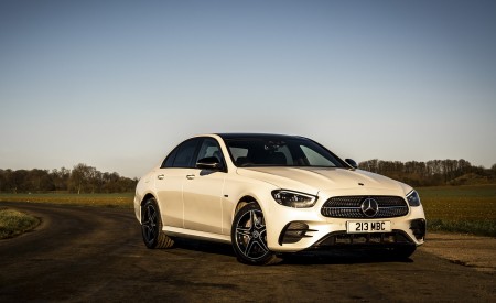 2021 Mercedes-Benz E 300 e Plug-In Hybrid (UK-Spec) Front Three-Quarter Wallpapers 450x275 (36)