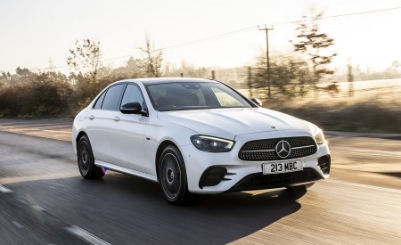 2021 Mercedes-Benz E 300 e Plug-In Hybrid (UK-Spec) Front Three-Quarter Wallpapers 450x275 (26)