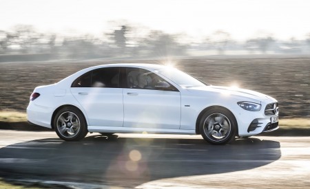 2021 Mercedes-Benz E 300 e Plug-In Hybrid (UK-Spec) Front Three-Quarter Wallpapers 450x275 (20)