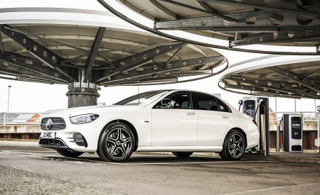 2021 Mercedes-Benz E 300 e Plug-In Hybrid (UK-Spec) Front Three-Quarter Wallpapers 450x275 (46)