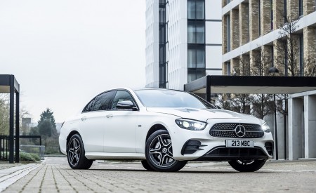 2021 Mercedes-Benz E 300 e Plug-In Hybrid (UK-Spec) Front Three-Quarter Wallpapers 450x275 (42)