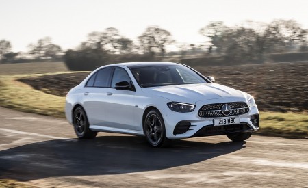 2021 Mercedes-Benz E 300 e Plug-In Hybrid (UK-Spec) Front Three-Quarter Wallpapers 450x275 (15)