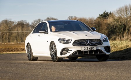 2021 Mercedes-Benz E 300 e Plug-In Hybrid (UK-Spec) Front Three-Quarter Wallpapers 450x275 (3)