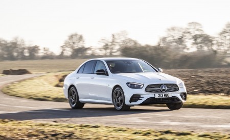 2021 Mercedes-Benz E 300 e Plug-In Hybrid (UK-Spec) Front Three-Quarter Wallpapers 450x275 (16)
