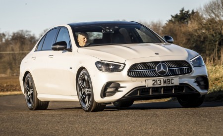 2021 Mercedes-Benz E 300 e Plug-In Hybrid (UK-Spec) Front Three-Quarter Wallpapers 450x275 (4)