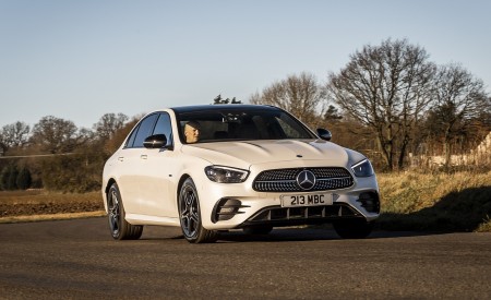 2021 Mercedes-Benz E 300 e Plug-In Hybrid (UK-Spec) Front Three-Quarter Wallpapers 450x275 (5)