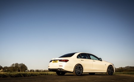 2021 Mercedes-Benz E 300 e Plug-In Hybrid (UK-Spec) Rear Three-Quarter Wallpapers 450x275 (37)