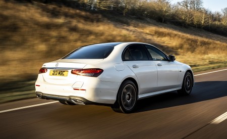 2021 Mercedes-Benz E 300 e Plug-In Hybrid (UK-Spec) Rear Three-Quarter Wallpapers 450x275 (29)