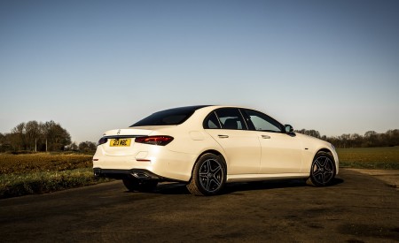 2021 Mercedes-Benz E 300 e Plug-In Hybrid (UK-Spec) Rear Three-Quarter Wallpapers  450x275 (38)