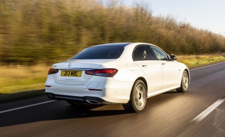 2021 Mercedes-Benz E 300 e Plug-In Hybrid (UK-Spec) Rear Three-Quarter Wallpapers 450x275 (30)