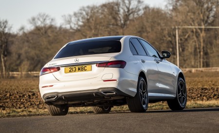 2021 Mercedes-Benz E 300 e Plug-In Hybrid (UK-Spec) Rear Three-Quarter Wallpapers 450x275 (7)