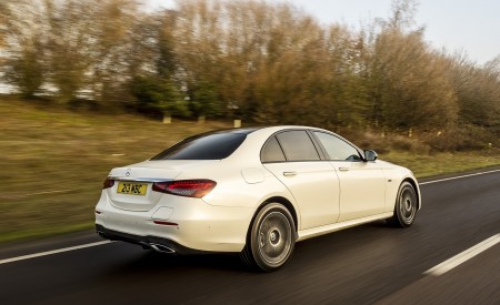 2021 Mercedes-Benz E 300 e Plug-In Hybrid (UK-Spec) Rear Three-Quarter Wallpapers  450x275 (31)