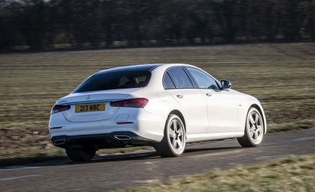 2021 Mercedes-Benz E 300 e Plug-In Hybrid (UK-Spec) Rear Three-Quarter Wallpapers 450x275 (9)
